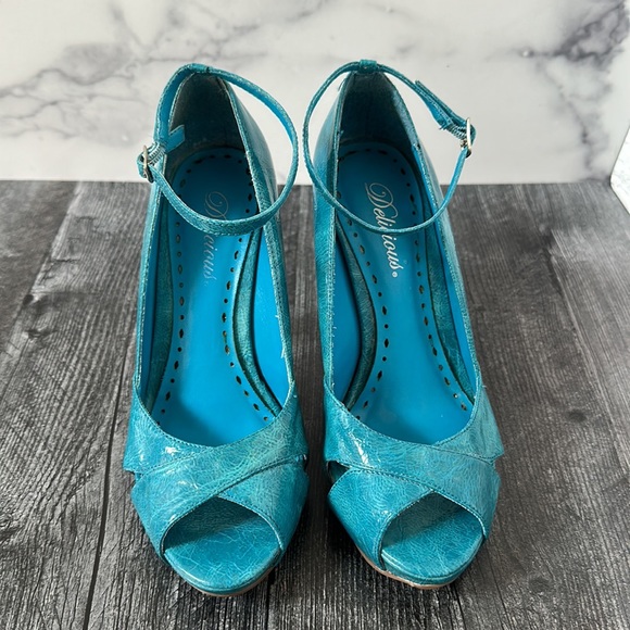 Turquoise platform heels size 5.5 - Picture 2 of 6